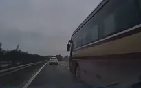 Vừa bật xi-nhan đã tạt đầu, hành vi nguy hiểm của tài xế xe khách