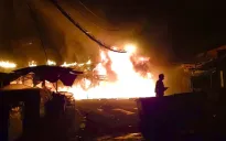 Cháy lớn bao trùm dãy nhà trong chợ ở TP Hồ Chí Minh, 4 căn nhà bị thiêu rụi