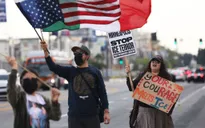 Tỷ lệ ủng hộ chính sách nhập cư của Tổng thống Trump giảm xuống mức thấp kỷ lục