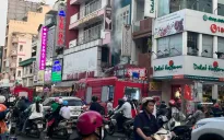 Cháy tiệm rượu trên đường ở TP Hồ Chí Minh giờ cao điểm, giao thông ùn ứ