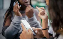 Canada xem xét cấm trẻ em sử dụng mạng xã hội