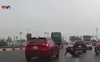 Cẩn trọng khi chuyển làn trong điều kiện mưa trơn trượt