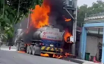 TP Hồ Chí Minh: Cháy xe bồn chở xăng tạo cột khói đen cao hàng chục mét