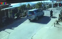 Nhiều phương tiện cố tình vượt đường ngang, đe dọa an toàn đường sắt