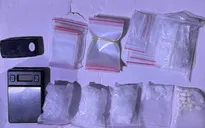 Bắt 2 đối tượng mua bán ma túy, phát hiện súng “phòng thân” trong phòng trọ