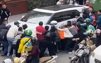 Tạm giữ tài xế ô tô lùi xe khiến 2 phụ nữ thương vong trên phố Khâm Thiên