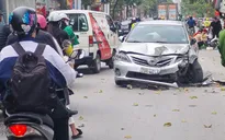 Ô tô gây tai nạn liên hoàn trên phố Hà Nội, 3 người bị thương nặng