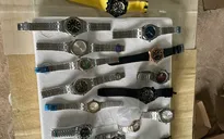 Hải quan bắt giữ lô đồng hồ nghi giả hàng hiệu lớn dịp Tết