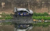 Hà Nội: Ô tô lao xuống sông Nhuệ, tài xế may mắn thoát nạn