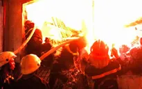 Cháy lớn thiêu rụi toàn bộ kho hàng của một công ty ở Bắc Nha Trang