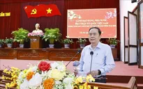 Chủ tịch Quốc hội tặng quà cho hộ nghèo, công nhân lao động tại thành phố Cần Thơ