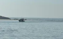 Tàu cá chìm tại cửa cảng La Gi, thuyền trưởng bị sóng cuốn mất tích