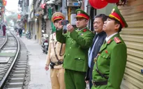 Cảnh sát mời hàng trăm du khách rời phố cà phê đường tàu Khâm Thiên để bảo đảm an toàn