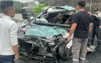 Ô tô 7 chỗ biến dạng sau cú tông xe hút bụi trên cao tốc, tài xế may mắn sống sót