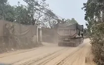 Bụi mù, đường vỡ nát vì xe tải trọng lớn qua khu dân cư