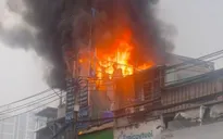 Hà Nội: Cháy lớn tại phố Trần Cung, cột khói bốc cao