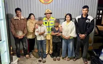 Cảnh sát giao thông kịp thời giúp đỡ hai cháu bé đi lạc hơn 30km