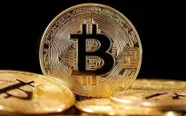 Bitcoin lao dốc, xuyên thủng mốc 64.000 USD