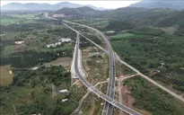 Tai nạn liên hoàn giữa xe tải và 2 xe khách trên cao tốc, nạn nhân được đưa đi cấp cứu