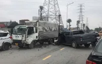 Ba ô tô va chạm liên hoàn ở Hà Nội, xe bán tải biến dạng