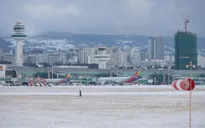 Tuyết rơi dày, 11.000 hành khách bị mắc kẹt trên đảo Jeju