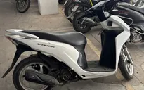 Nhóm thanh thiếu niên xịt hơi cay, ném vỏ chai bia tấn công người đi đường cướp xe máy