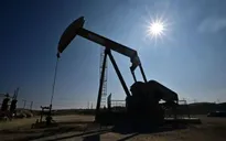 Giá dầu lùi về sát 67 USD/thùng