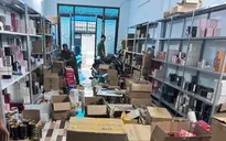 Triệt phá đường dây buôn bán hơn 10.000 chai nước hoa giả các nhãn hiệu Chanel, Versace...