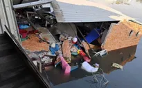 Giải cứu 2 người bị thương mắc kẹt trong căn nhà sập ở TP Hồ Chí Minh