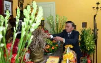 Thường trực Ban Bí thư Trần Cẩm Tú dâng hương tưởng nhớ Chủ tịch Hồ Chí Minh tại Nhà 67