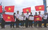 Đảo Trường Sa trao quà Tết, tiếp sức ngư dân bám biển Xuân Bính Ngọ