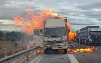 Xe tải bốc cháy dữ dội trên cao tốc Vĩnh Hảo – Phan Thiết, tài xế kịp thời tấp vào làn khẩn cấp