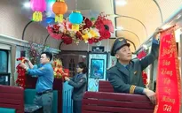 Rộn ràng sắc xuân trên những chuyến tàu Tết