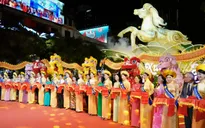 "Biển người" đổ về Đường hoa Nguyễn Huệ ngay sau lễ khai mạc