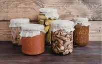 Nguy cơ ngộ độc từ thực phẩm ủ chua, đóng kín