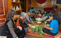 Giữ một nhịp chậm giữa Tết hối hả: Chuyện bên bếp bánh chưng