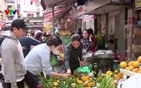 Chợ xuân phố cổ Hà Nội rộn ràng trong sáng cuối năm