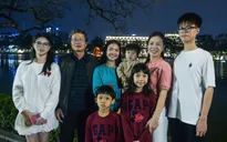 Người dân đổ về Hồ Gươm từ chiều chờ khoảnh khắc pháo hoa đêm Giao thừa