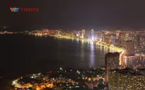 Hàng vạn người xem pháo hoa Giao thừa ở biển Nha Trang đón chào năm Bính Ngọ