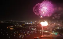 Người dân cả nước hân hoan chào đón năm mới Bính Ngọ