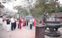 Đông đảo người dân du xuân, đi lễ cầu may ngày mùng 1 Tết tại Đền Trần