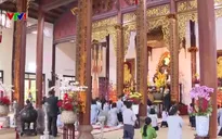 Người miền Trung đi lễ chùa đầu năm mới