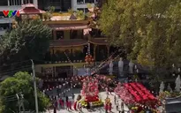 Người Việt ở Vientiane (Lào) đi lễ chùa đầu năm, hướng về quê hương, đất nước