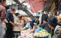 Thị trường mùng 2 Tết sôi động, giá cả ổn định