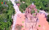 Tháp Nhạn nhộn nhịp khách du xuân ngày đầu năm mới