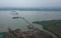 Xuyên Tết trên những cây cầu vượt sông Hồng