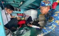 Nhà giàn DK1/10 cấp cứu ngư dân gặp nạn trên biển