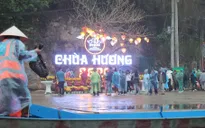 Nườm nượp dòng người đổ về khai hội Chùa Hương trong màn mưa bụi sáng mùng 6 Tết