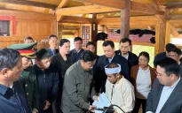 Phó Thủ tướng Trần Hồng Hà thăm hỏi gia đình các nạn nhân vụ TNGT đường thủy tại Lào Cai