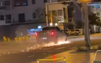 Tạm giữ tài xế xe bán tải kéo lê xe máy gần 1km làm 1 người tử vong